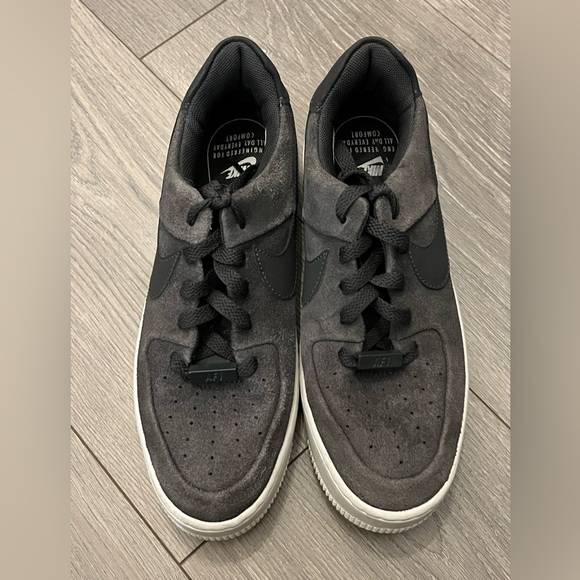 EUC Like New Nike Air Force 1 Shoes Size 8 Color Gray and Black - Picture 3 of 11